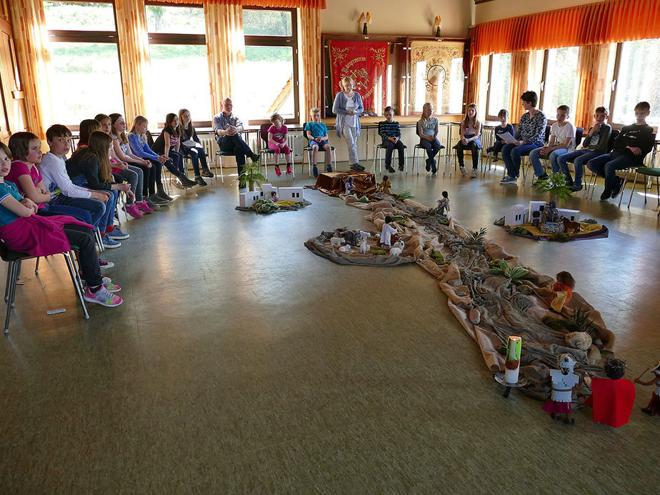 Kinderkarfreitagsliturgie im Gemeindezentrum (Foto: Karl-Franz Thiede)